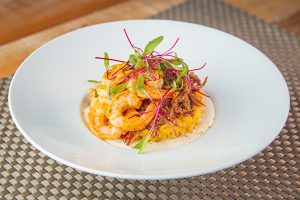 Prato Mar do Sertão, do Restaurante Catamaran - Camarões grelhados, arroz cremoso de jerimum, pirão de queijo coalho e paçoca de charque.