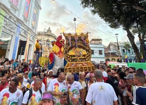 CasaBloco promove o encontro do Cordão da Bola Preta com o Galo da Madruga na Praça do Arsenal - Foto: Deyvson Freire/@recifemais