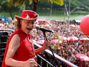 Alceu Valença comanda o Bloco Bicho Maluco Beleza em Recife - Foto: Marcelo Justo/UOL