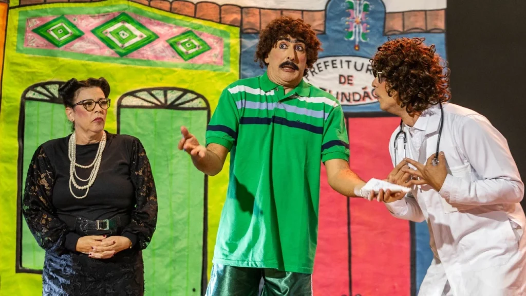 Elenco da comédia A Eleição no palco do Teatro Apolo durante apresentação em Recife.