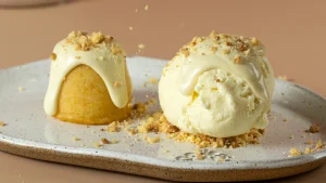 O exclusivo Petit Gateau de Canjiquinha assinado pela chef Anna Corinna servido com sorvete em prato de cerâmica na Degusta.