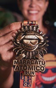 Maracatu Atômico Run une esporte, manguebeat e solidariedade no Recife Antigo. A corrida, que acontece no dia 2 de agosto, é uma homenagem ao Dia Do Maracatu.