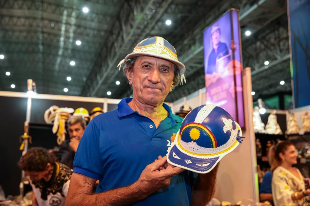 Mestre Irine, de Salgueiro, com seus "bonéus" - Foto: Jailton Júnior/JC Imagem