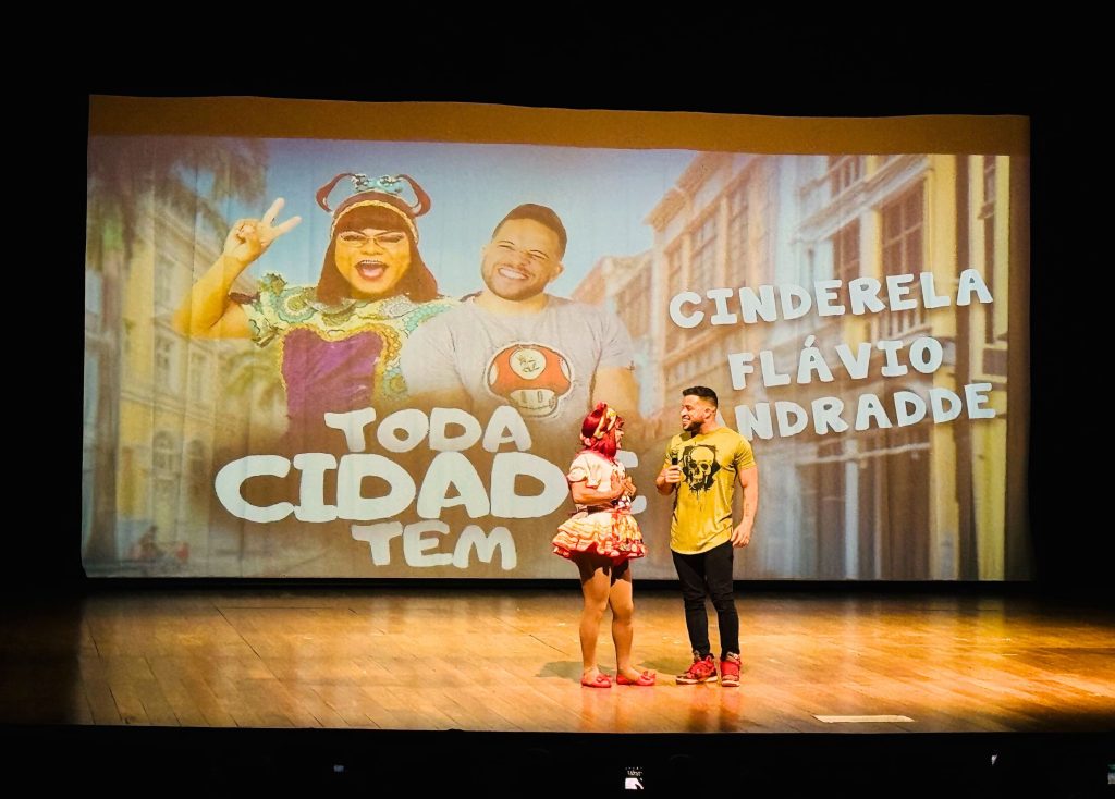 Flávio Andradde e Cinderela no espetáculo "Toda Cidade Tem" - Foto: Drailton Oliveira/Divulgação