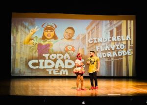 Flávio Andradde e Cinderela no espetáculo "Toda Cidade Tem" - Foto: Drailton Oliveira/Divulgação